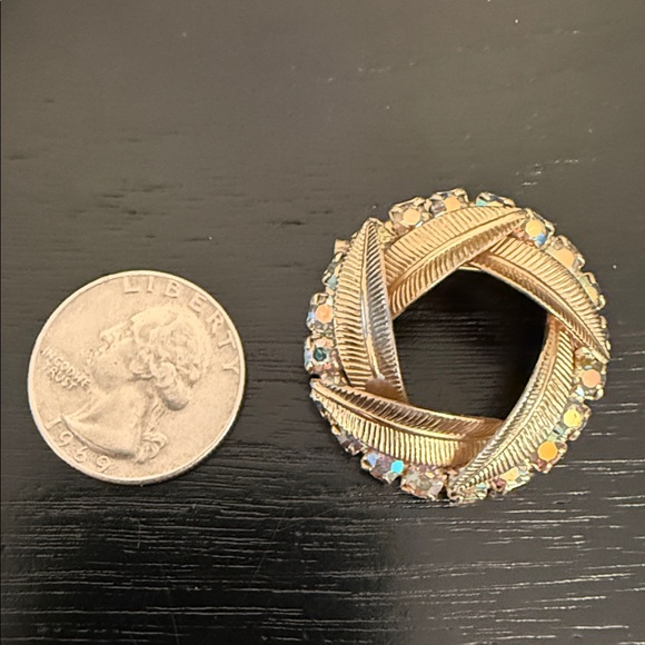 vintage gold-tone leaf and aurora borealis rhinestone circle brooch - Picture 3 of 4